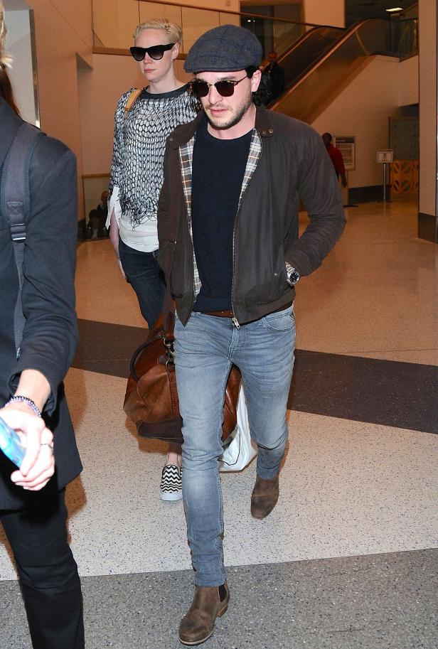 Kit Harington und Gwendoline Christie auf einem Flughafen.