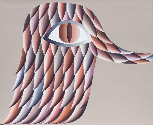 Ein abstraktes, geflügeltes Auge in Braun- und Grautönen auf beigem Grund.