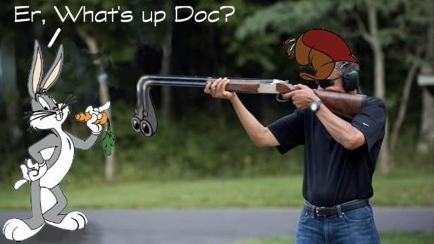 Bugs Bunny fragt: „Na, Doc, was gibt's?“ während eine Person mit einer Flinte zielt.