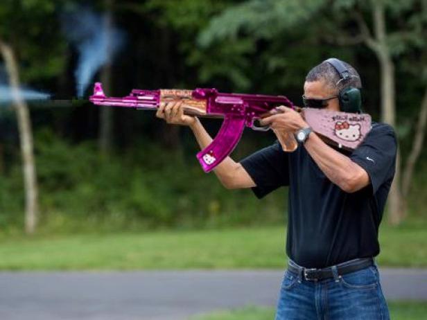 Barack Obama zielt mit einem pinkfarbenen AK-47-Gewehr, das mit Hello-Kitty-Aufklebern verziert ist.