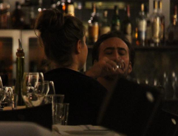 Eine Frau und ein Mann sitzen in einer Bar und trinken etwas.