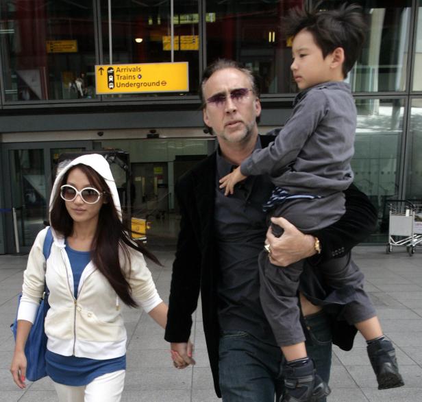 Nicolas Cage mit Frau und Sohn an einem Flughafen.
