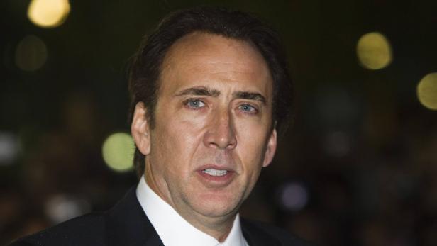Porträt von Nicolas Cage auf einem dunklen Hintergrund.