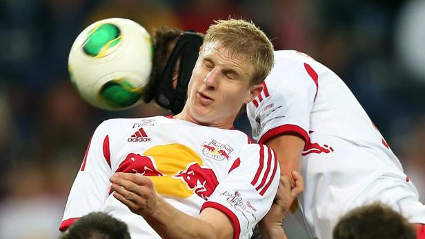 Ein Fußballspieler köpft einen Ball während eines Spiels.