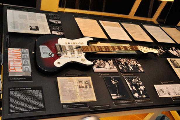 Eine Gitarre, Fotos und Dokumente in einer Ausstellung über Peter Handke.