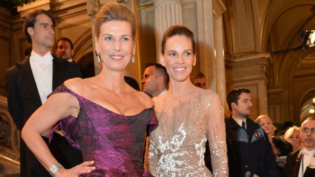 Hilary Swank und Charlotte Gräfin von Oeynhausen posieren auf einer Veranstaltung.