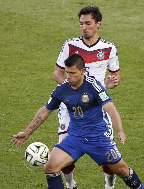 Sergio Agüero (Argentinien) spielt Fußball, im Hintergrund Mats Hummels (Deutschland).
