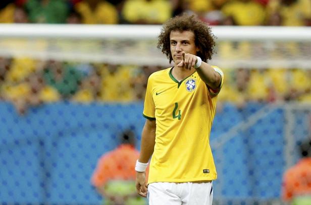 David Luiz im gelben Trikot der brasilianischen Nationalmannschaft zeigt mit dem Finger nach vorne.