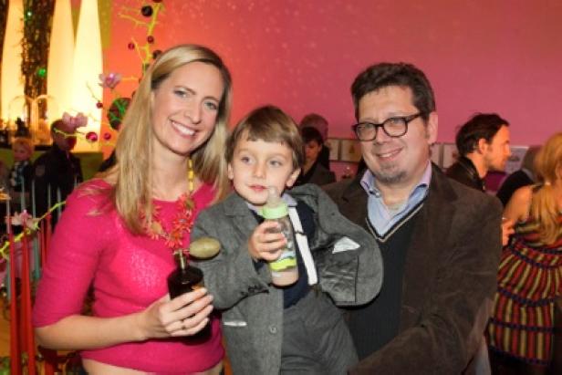 Eine Familie posiert für ein Foto bei einer Veranstaltung.