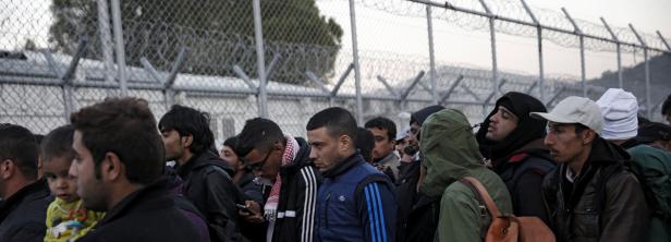 "Flüchtlinge auf Lesbos internieren": Hitzige Debatte nach Kurz-Sager