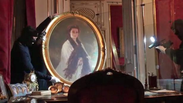 'Einbruch' und Video-Dreh trotz Alarmanlage und Überwachungskameras Zwei maskierte Personen stehlen ein Porträt von Kaiserin Elisabeth von Österreich (Sisi).