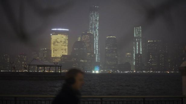 Ein verschwommener Blick auf die Skyline von New York City bei Nacht.