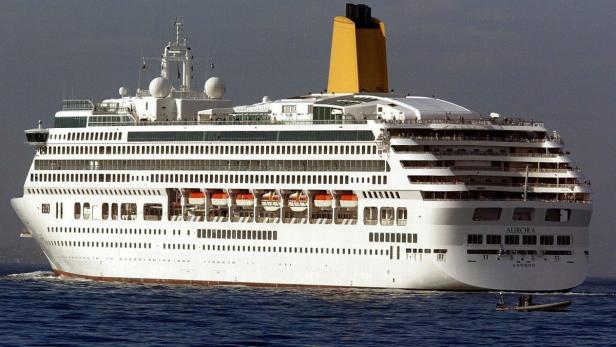 Das Kreuzfahrtschiff „Aurora“ fährt auf dem Meer.