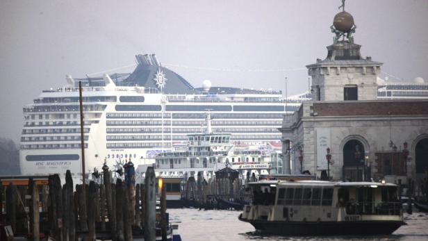 Eine MSC Magnifica kreuzt vor dem Gebäude des Lido di Venezia.