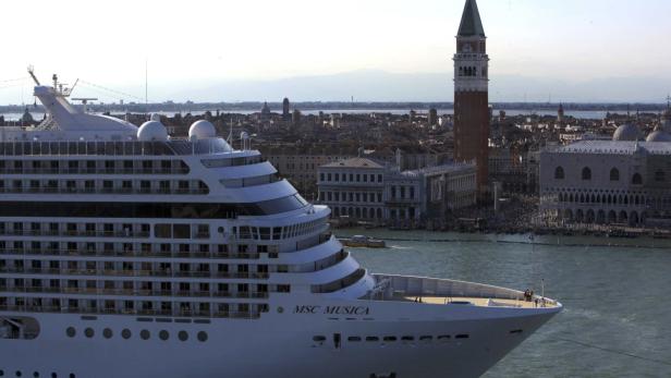 Die „MSC Musica“ kreuzt vor der Skyline von Venedig mit dem Campanile di San Marco.