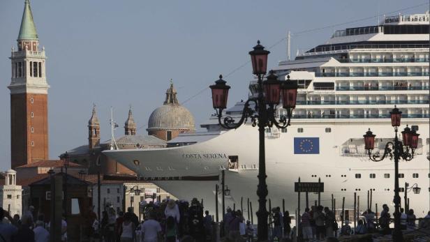 Die „Costa Serena“ liegt vor dem Markusdom in Venedig.