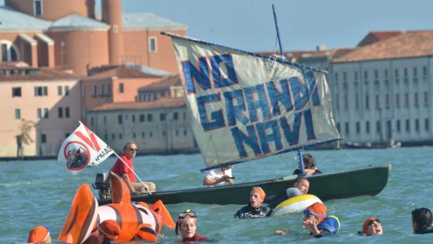 Eine Gruppe von Aktivisten protestiert in Venedig gegen Kreuzfahrtschiffe.