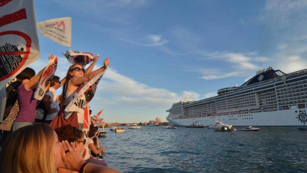 Demonstranten protestieren in Venedig gegen Kreuzfahrtschiffe.