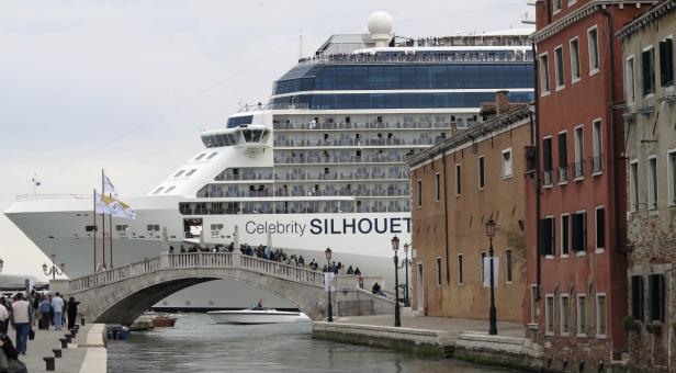 Die „Celebrity Silhouette“ kreuzt in Venedig vor historischen Gebäuden.