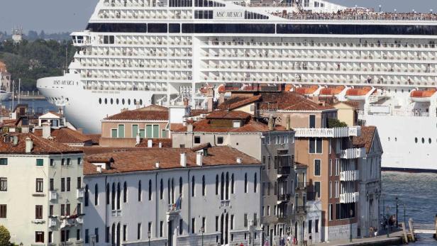Die „MSC Musica“ überragt die Gebäude von Venedig.