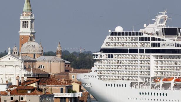 Die „MSC Musica“ kreuzt vor der Skyline von Venedig.