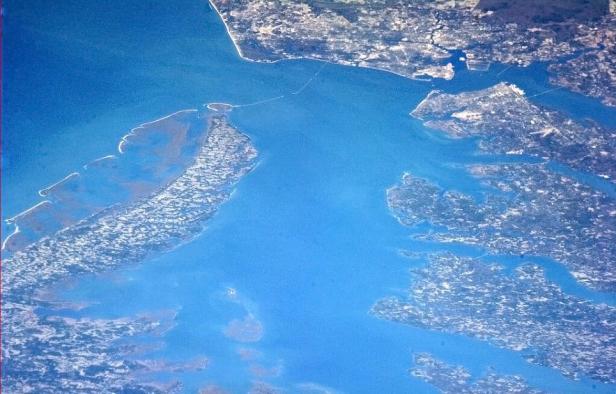 Eine Luftaufnahme von Inseln und Küstenlinien, umgeben von blauem Wasser.