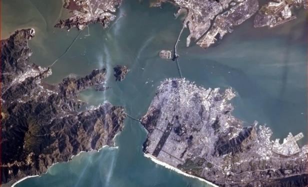 Eine Luftaufnahme von San Francisco mit der Golden Gate Bridge und der Bay Bridge.