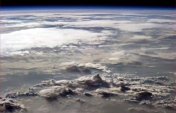 Blick auf die Erde und die Atmosphäre aus dem Weltraum.