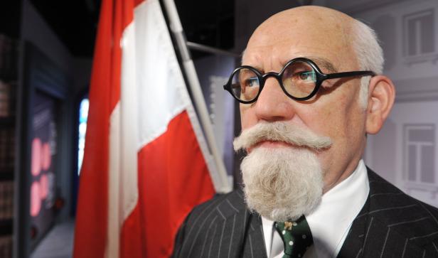 Eine Wachsfigur von Roald Dahl vor einer dänischen Flagge.