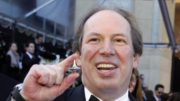 Hans Zimmer hält einen Kreisel, der im Film „Inception“ eine wichtige Rolle spielt.