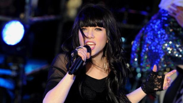 Carly Rae Jepsen singt während eines Konzerts in ein Mikrofon.