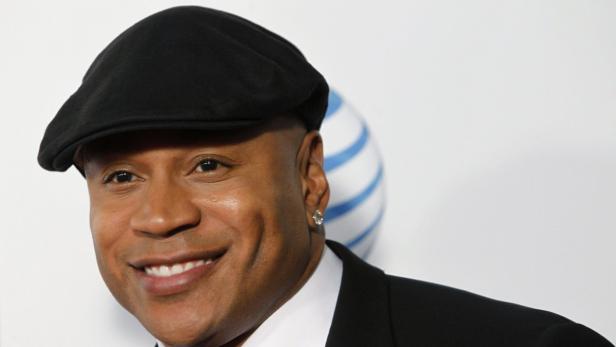 Ein Porträt von LL Cool J mit Schirmmütze und Ohrring.
