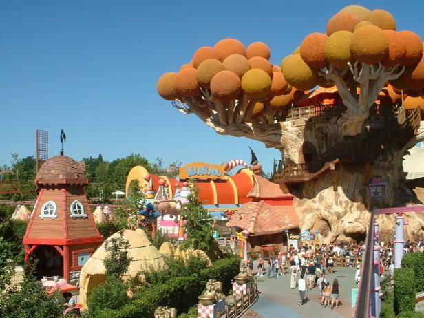 Blick auf den Themenbereich „Valle dei Re“ im Gardaland Freizeitpark.