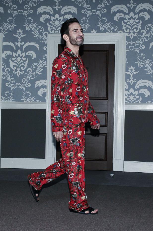 Marc Jacobs in einem roten Pyjama mit Blumen- und Tiermotiven.