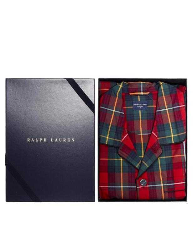 Ein rot-grün karierter Pyjama von Ralph Lauren in einer Geschenkbox.