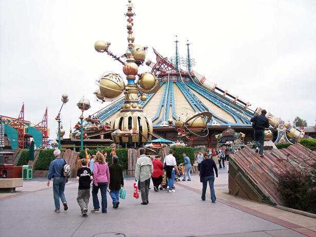 Besucher flanieren durch den Themenpark Discoveryland im Disneyland Paris.