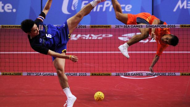 Zwei Sepak Takraw-Spieler während eines Spiels bei den 28. SEA Games 2015 in Singapur.