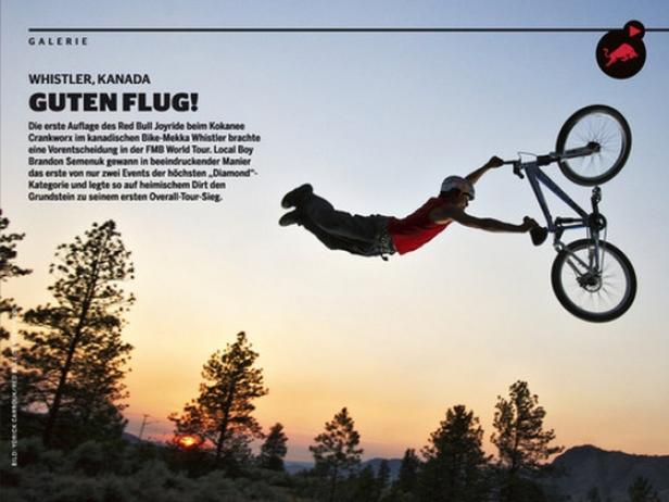 Ein Mountainbiker springt beim Red Bull Joyride in Whistler, Kanada, mit seinem Fahrrad durch die Luft.