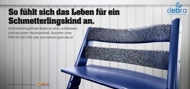 Ein blauer Kinderstuhl ist mit Nagelbrettern versehen, um die Schmerzen von Schmetterlingskindern zu symbolisieren.