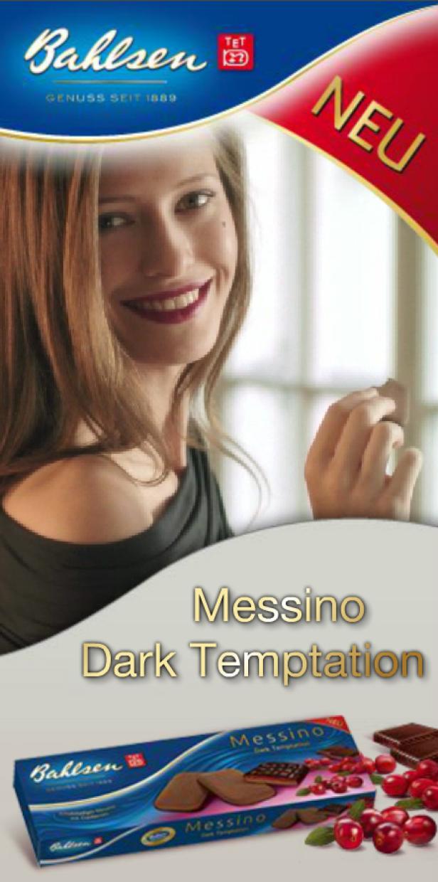 Eine lächelnde Frau präsentiert Bahlsen Messino „Dark Temptation“ Kekse.