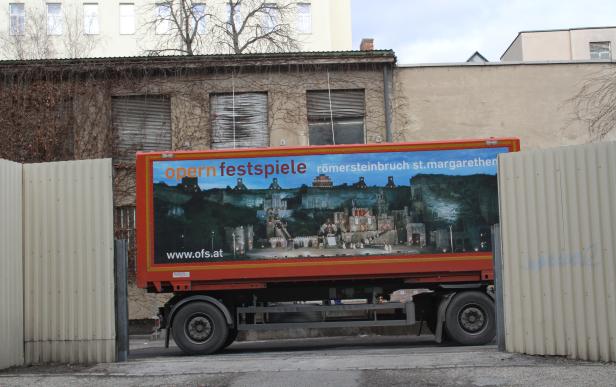 Ein Lastwagen mit Werbung für die Opernfestspiele St. Margarethen.