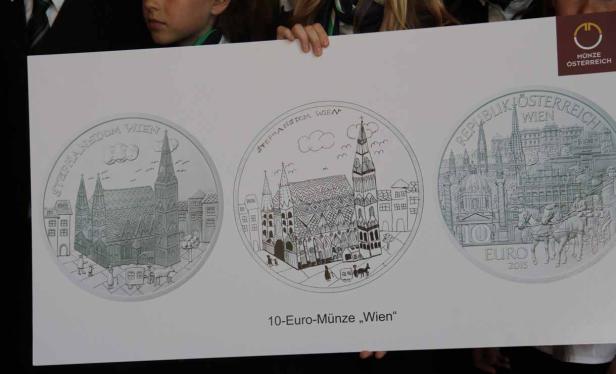 Eine Tafel zeigt Entwürfe für eine 10-Euro-Münze „Wien“ mit dem Stephansdom.