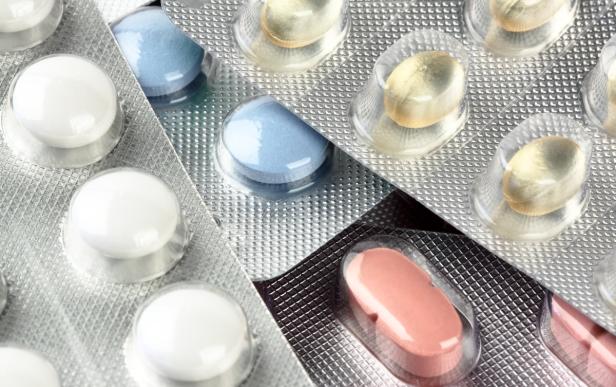 Mehrfarbige Tabletten in Blisterverpackungen.