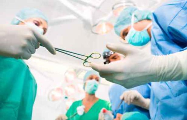 Ein OP-Team bei der Arbeit im Operationssaal.