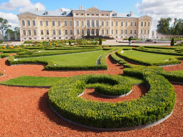 Das Schloss Rundāle mit seinem kunstvoll angelegten Garten im Vordergrund.