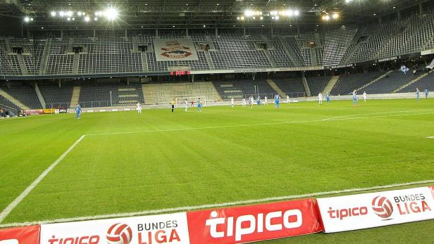 Fußballspieler auf dem Rasen in einem Fußballstadion während eines Spiels.