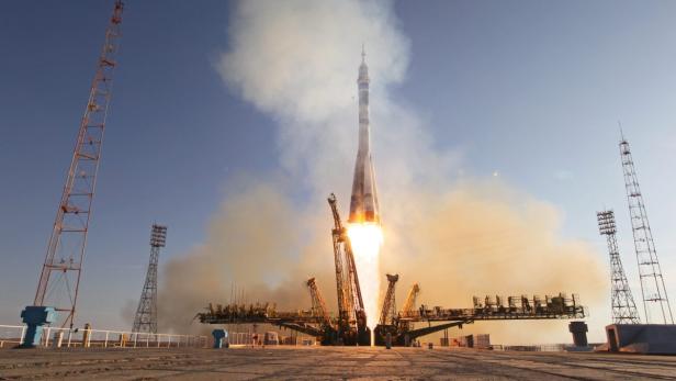 Eine Rakete startet von einer Startrampe und erzeugt dabei viel Rauch.
