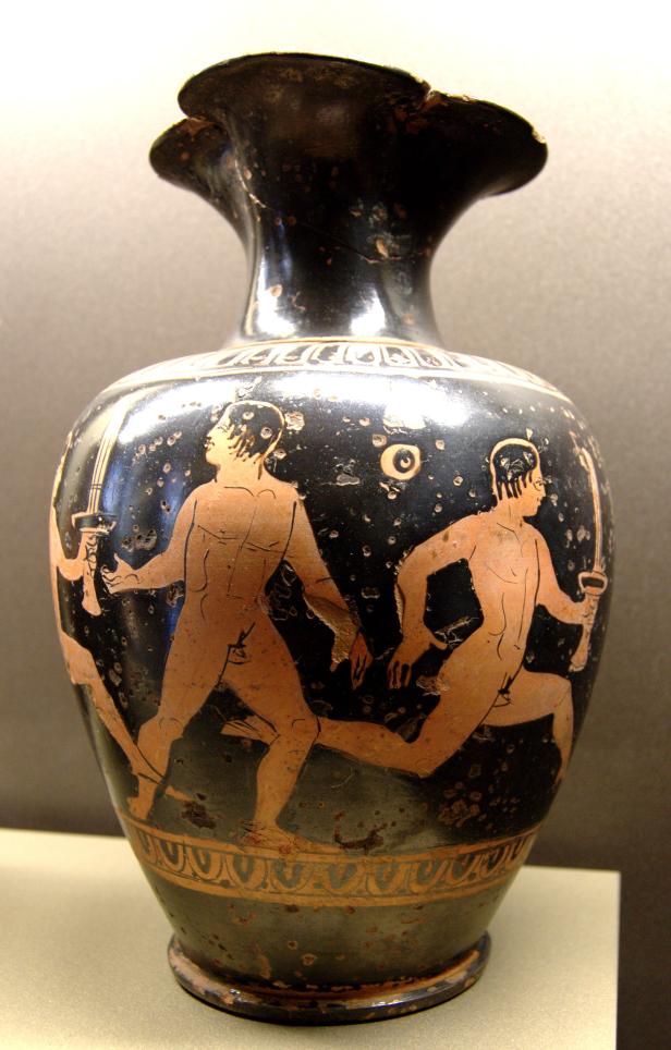 Eine antike griechische Vase mit der Darstellung von zwei nackten Männern mit Schwertern.