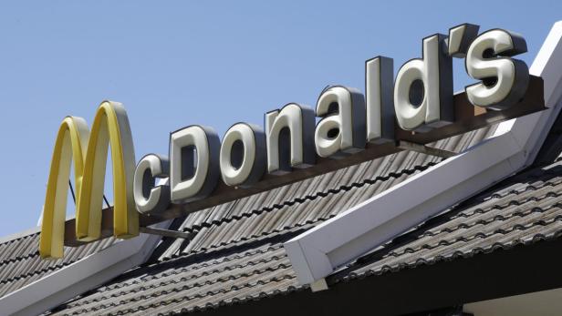 Das Schild von McDonald’s vor blauem Himmel.