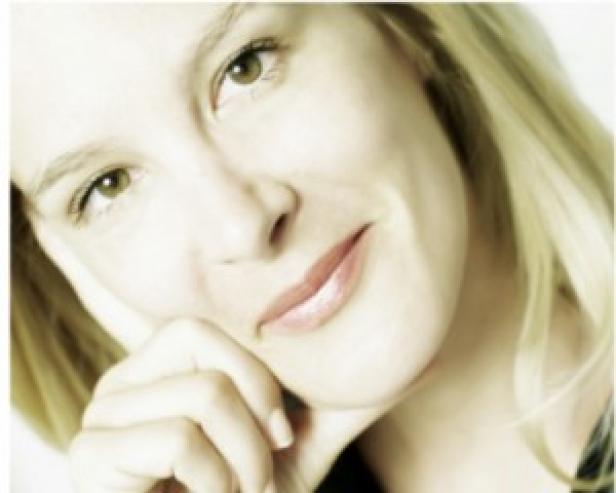 Eva Dichand, Herausgeberin Heute und Geschäftsführerin AHVV-Verlag, forciert mit der NetDoktor.at-Übernahmen die digitale Transformation des Medien-Unternehmens. Eine lächelnde Frau mit blonden Haaren und hellen Augen ruht ihre Wange auf ihrer Hand.